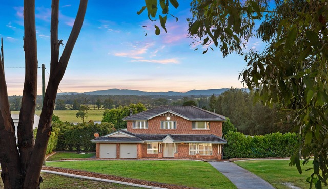 Lovedale Escape Large family 5 bedroom home with pool, playground, pets welcome