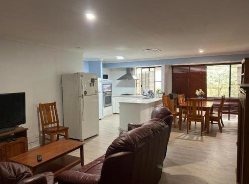 lovely double room share bathroom and kitchen