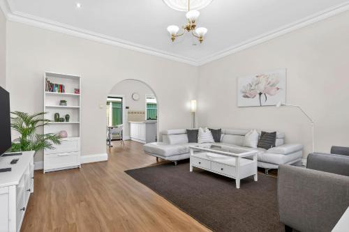 Lovely Villa on the Border of Prospect