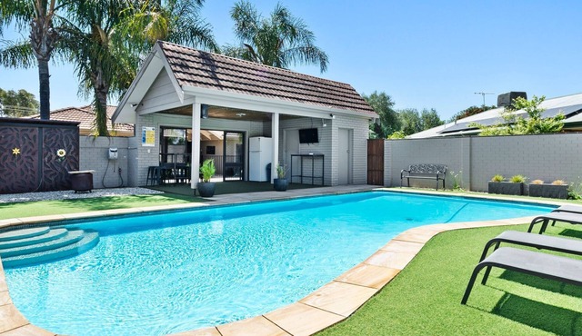 Loves Lakehouse Pet friendly 5 bedroom house.