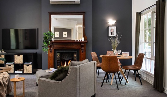 Lucini Cottage- wood fire and stunning bush views
