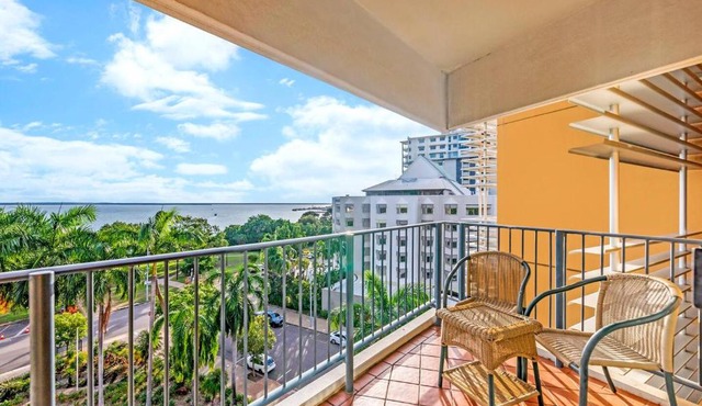 Lush Vista - Poolside Living on Esplanade with Balcony