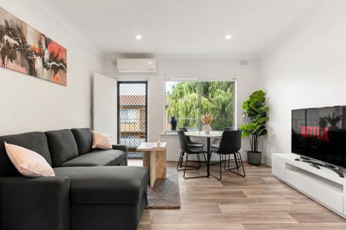 Luxe 2BR, Restaurants, 8 Min to CBD FREE Parking