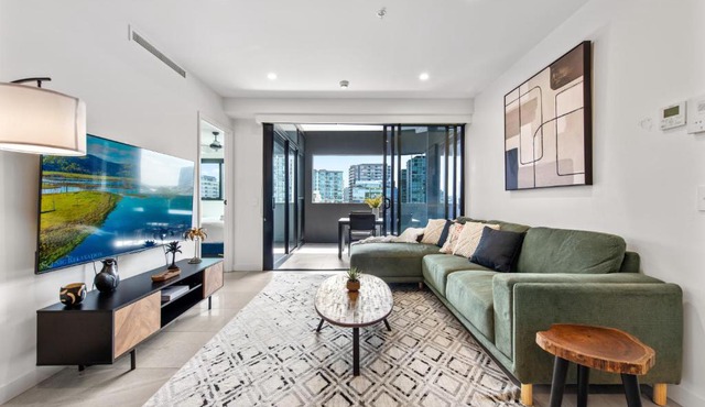 Luxe Newstead Pad with 65-inch TV, Balcony, Pool and Gym