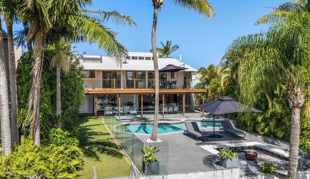 Luxe Waterfront Home: Pool, Pontoon w Ocean Access