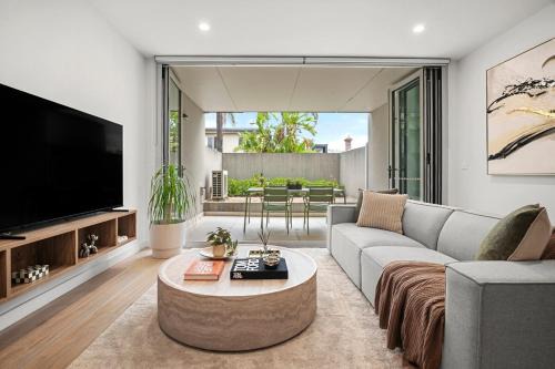 Luxurious 3BR 3-Storey Townhouse in Hawthorn with 2 Car Parks