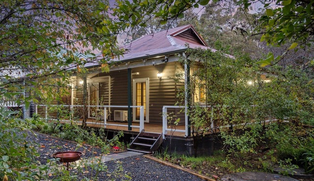 Luxurious, cosy, historic cottage featuring period furnishings, walkable to town