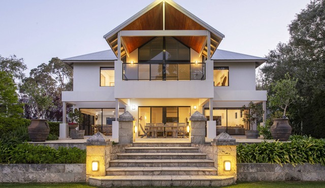 LUXURIOUS & INVITING TWO STOREY HOME WITH COMFORTABLY CASUAL COASTAL VIBE