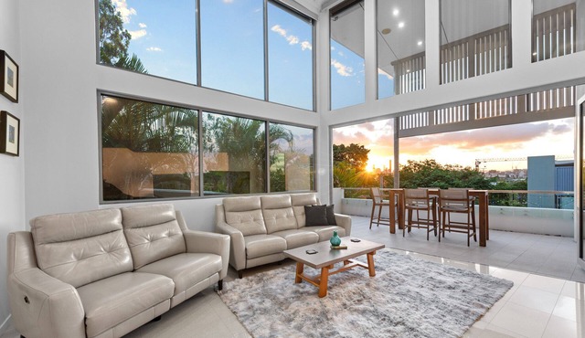Luxurious Living! 3Bed/3Bath/1Car/Pool ~ Balmoral