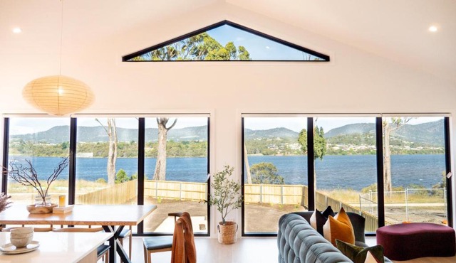 Luxurious Waterfront home in the North of Hobart