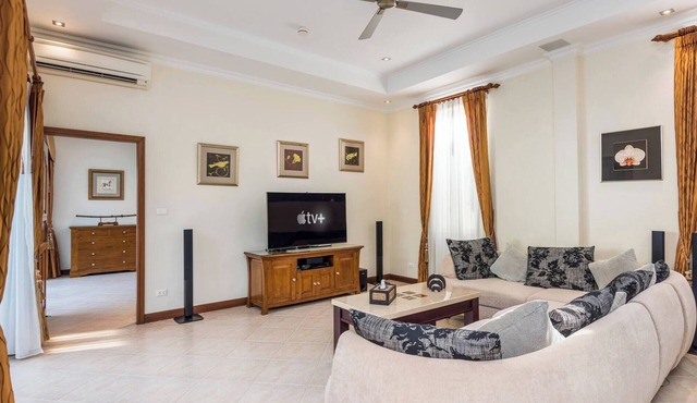 Luxury 2BR pool villa Pratamnak Soi5- 50m to beach in Pattaya