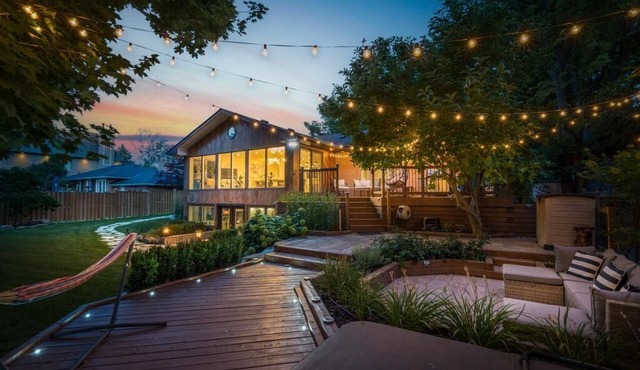 Luxury 5 Bedroom Spa Getaway Villa - HotTub/Sauna/Pool Table/EV(separate loft) in Richmond Hill