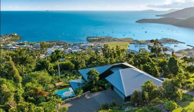 Luxury Airlie Beach Home with Panoramic Ocean Views