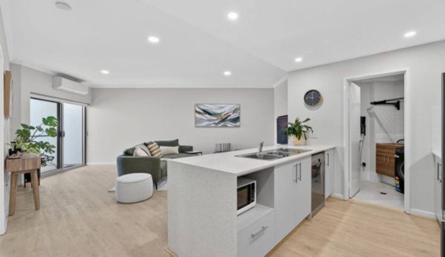 Luxury Apartment with Private Balcony & Parking in Perth CBD.
