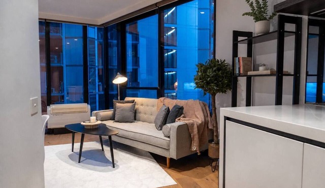 Luxury CBD LaTrobe Retreat 1BR Apt w/Pool & Gym in Docklands