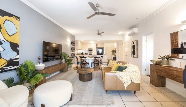 Luxury City Escape – Stylish 3-Bedroom Apartment with Balcony & Rooftop Pool!