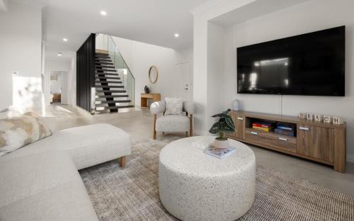 Luxury Coastal Escape-Ocean Views Walk to Beach