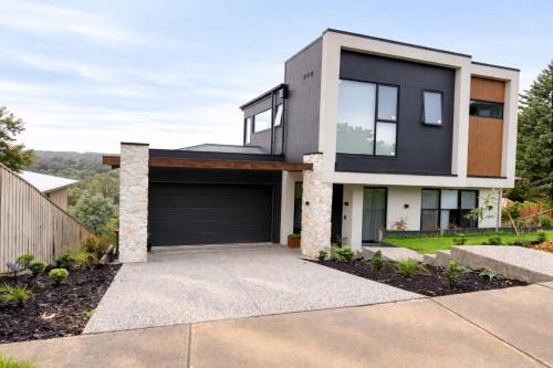 Luxury Hillside Escape with Scenic Views & Cozy Stay