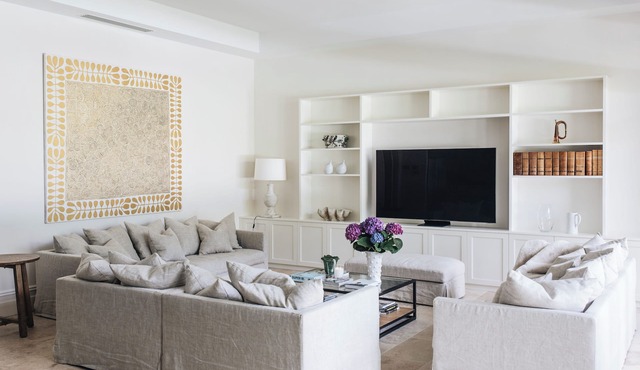 Luxury large home with Pool Tennis court and Gym 8 mins to CBD & Adelaide Oval