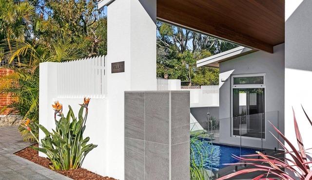 LUXURY POOL VILLA 3 King Bed Suites Walk to beaches and Fremantle City