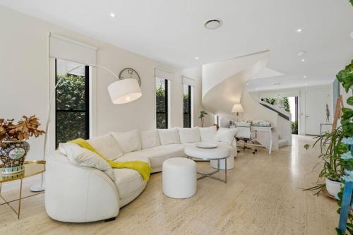 Luxury Riverside Retreat in Benowa