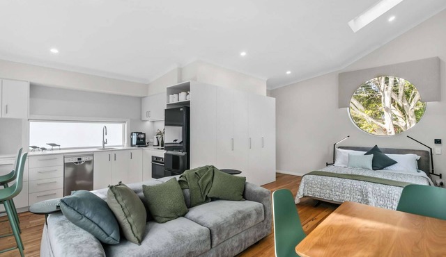 Luxury studio set in the trees, close to hospitals, Uni, and Cat buses