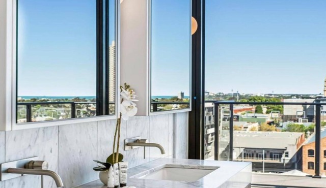 Luxury Three Bedroom Penthouse with Bay and City View