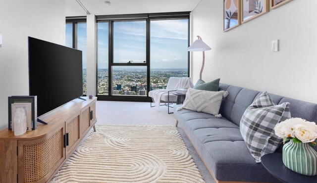 LVL72 Breathtaking Views with Parking, Pool & Gym