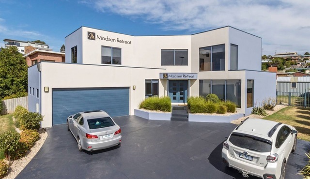 MADSEN RETREAT B&B Penguin - a boutique 4 star experience- Whole First Floor