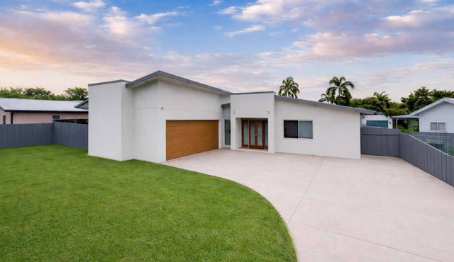 Magic on MacArthur - Modern 4BR Home in Annandale, Townsville