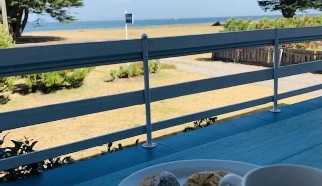 Majestic waterfront views BBQ fishing beach wineries
