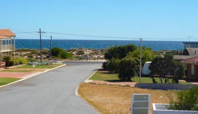 MANDURAH, Madora Bay home for families and pet friendly, 2 min walk to beach