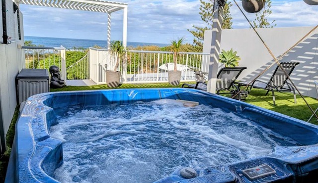 Marcoola Beachfront, private rooftop spa with stunning views!