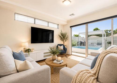 Marina Escape Pool Walk to Beach & Dining
