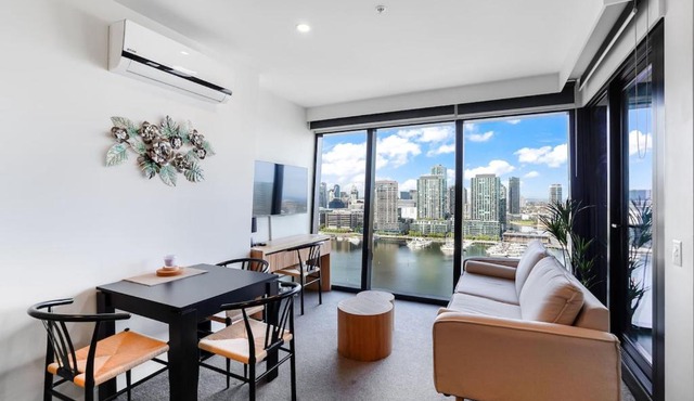 Marina Tower - 21st Floor Apt with Beautiful View