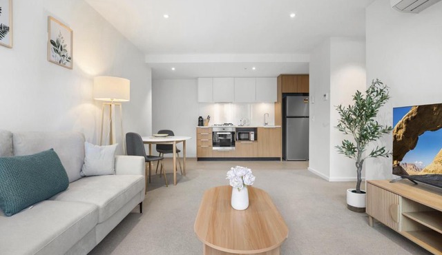 Marina-View 1-Bed Apartment in Docklands
