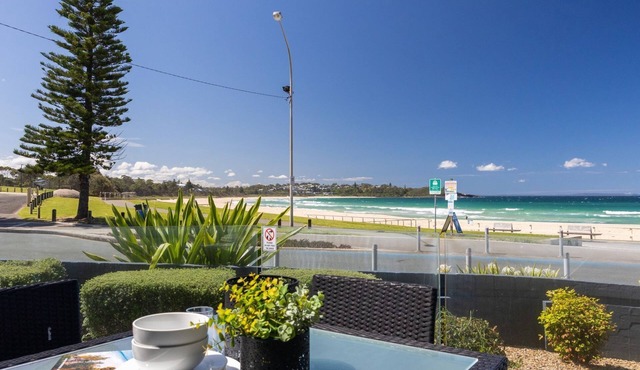 Mariners 3 - The closet apartment to Mollymook Beach, you can almost touch it!