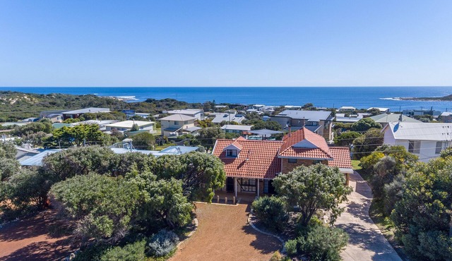 Marmaduke Beach House - Amazing Ocean Views, Surf & Pet Friendly