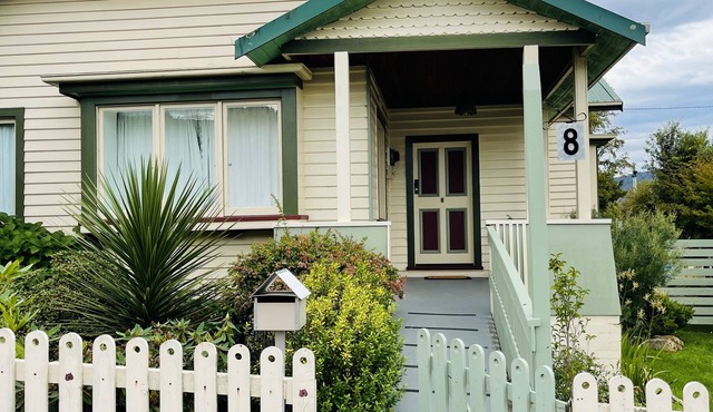 Mathinna House is a four bedroom heritage home in the heart of Franklin.