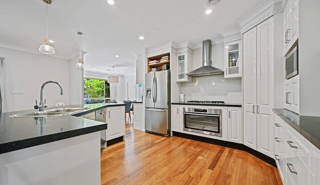 McIntosh - Grand Family Home, Elegant Entertainer