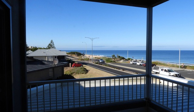 Medium term furnished Townhouse right on the beach