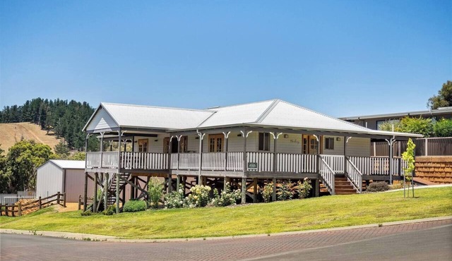 Meeukany Hilltop Stunner in the Heart of Nannup