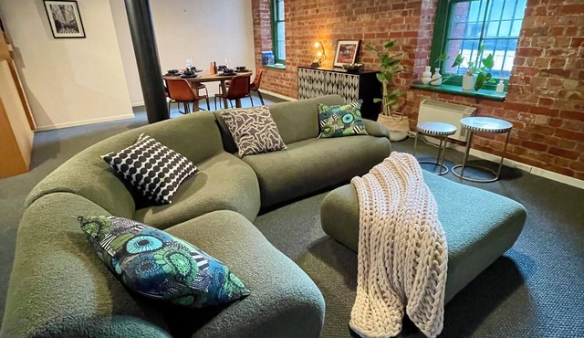 Melbourne Riverside Retreat with Pool. Central Location. Family-Friendly.