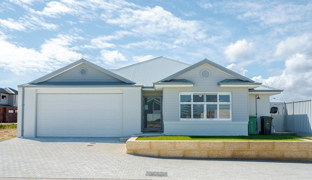 Mermaid's Retreat: 4 BR, 2 BA House in Jurien Bay, Sleeps 8