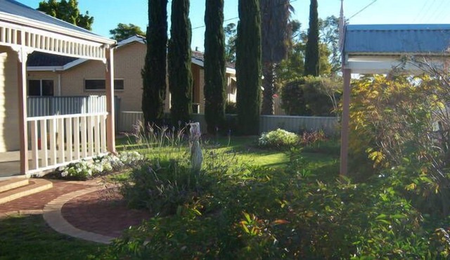 MERREDIN ACCOMMODATION COTTAGE :WIFI & Foxtel incl. 2 min walk to Shops