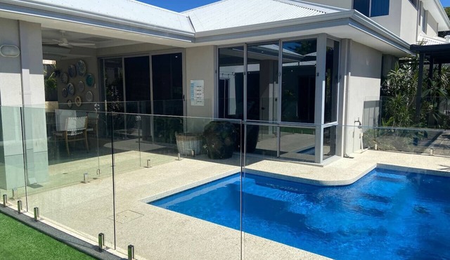 MiaMia : Ultra Modern Home with Pool & Courtyard