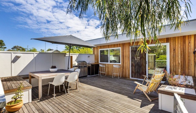 MICHAELS SCANDI ENTERTAINER 2 LEVEL BEACH HOUSE, RYE