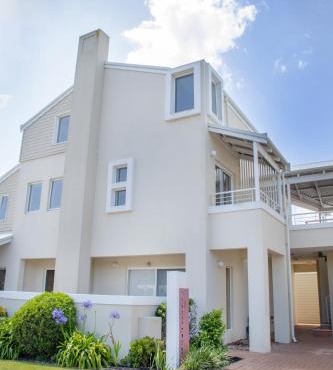 Midd's on the Beach - luxury beach front apartment