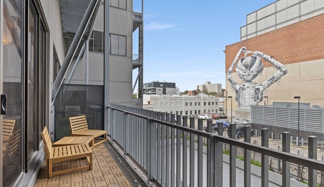 Modern 1-Bed with Study & Balcony in Prahran