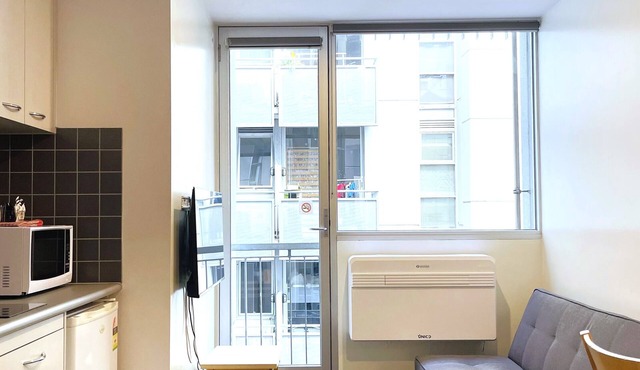 Modern 1-Bedroom Apartment in the Heart of Melbourne – Sleeps 3